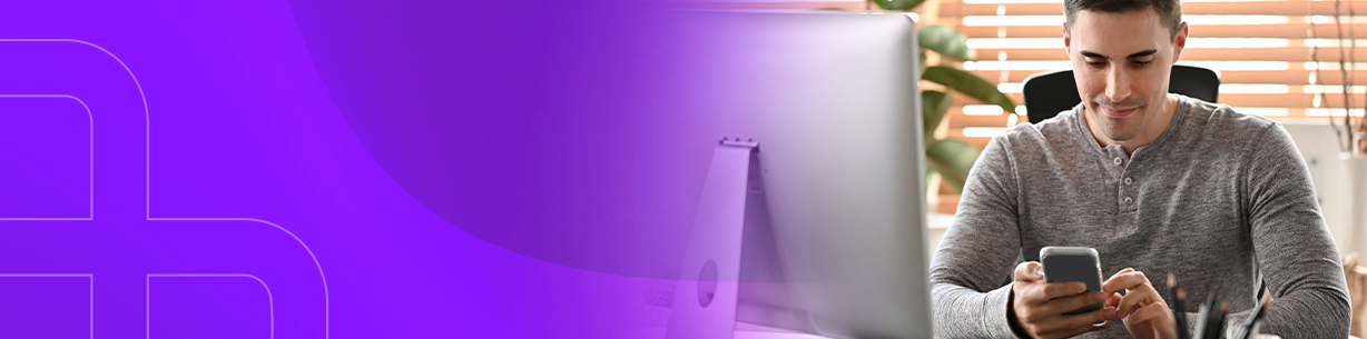 Homem utilizando as redes sociais no smatphone.