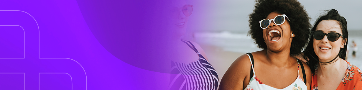 Amigas se divertindo na praia.