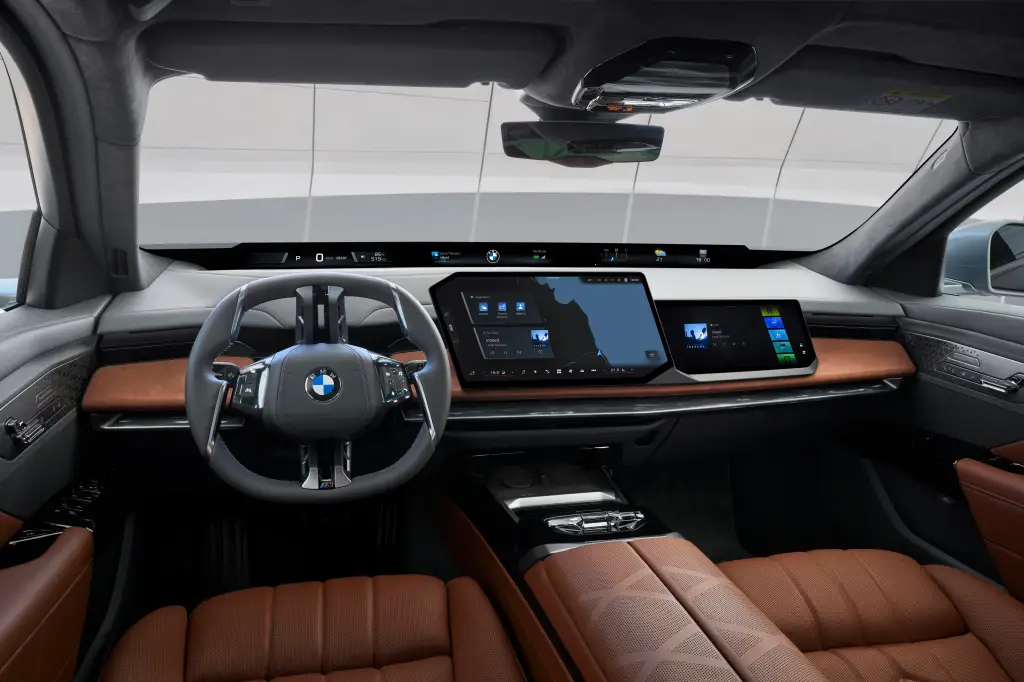 Interior do BMW Série 7 2027 com telas inclinadas em itálico